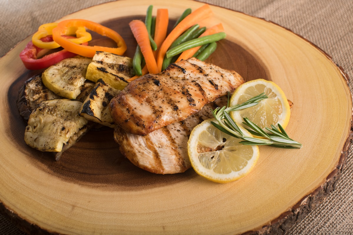 Sources de protéines variées : œufs, poisson, viande, légumineuses