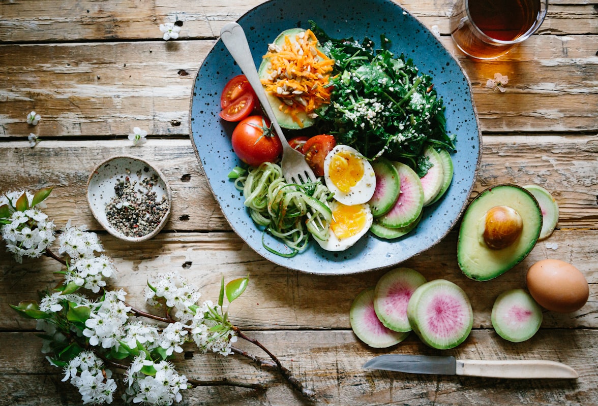 Aliments riches en graisses saines : avocats, noix, huile d'olive