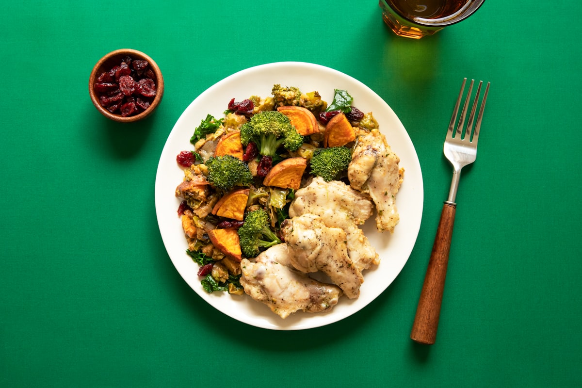 Sources de glucides complexes : riz complet, fruits, légumes, céréales